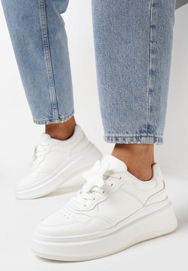 Born2be - Białe Sneakersy na Platformie z Odpinaną Gwiazdką na Sznurówkach Olrua. Kolor: biały. Wzór: aplikacja. Obcas: na platformie
