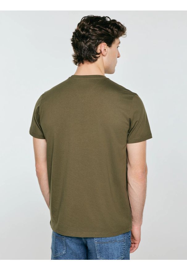 Big-Star - koszulka męska z kontrastowym nadrukiem khaki omer 303. Kolor: zielony. Materiał: skóra, bawełna, materiał. Wzór: nadruk. Styl: militarny