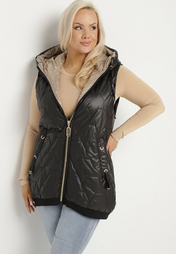 Born2be - Czarna Kamizelka Pikowana z Kapturem i Ściągaczami Kolavira. Okazja: na co dzień. Typ kołnierza: kaptur. Kolekcja: plus size. Kolor: czarny. Materiał: jeans. Styl: klasyczny, elegancki, casual