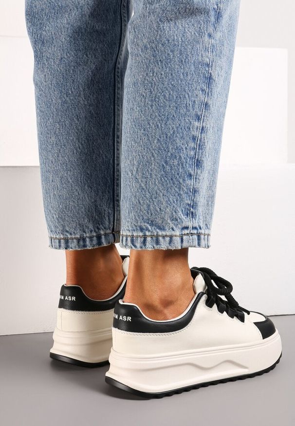 Born2be - Biało-Czarne Skórzane Sneakersy na Platformie z Szerokim Sznurowaniem Wicca. Kolor: biały. Materiał: skóra. Obcas: na platformie
