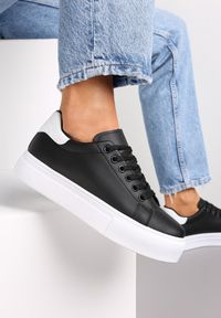 Renee - Czarne Sneakersy z Imitacji Skóry na Platformie Adathea. Kolor: czarny. Materiał: skóra. Obcas: na platformie