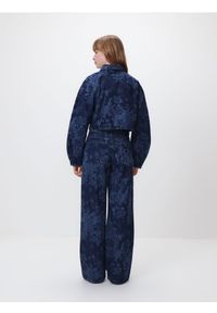 Reserved - Jeansy wide leg w kwiaty - granatowy. Kolor: niebieski. Wzór: kwiaty #1