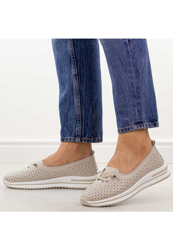 Beżowe ażurowe skórzane półbuty damskie S.Barski 7044. Okazja: na co dzień. Kolor: beżowy. Materiał: skóra. Szerokość cholewki: normalna. Wzór: ażurowy. Sezon: wiosna, jesień, lato. Styl: casual, klasyczny, wakacyjny