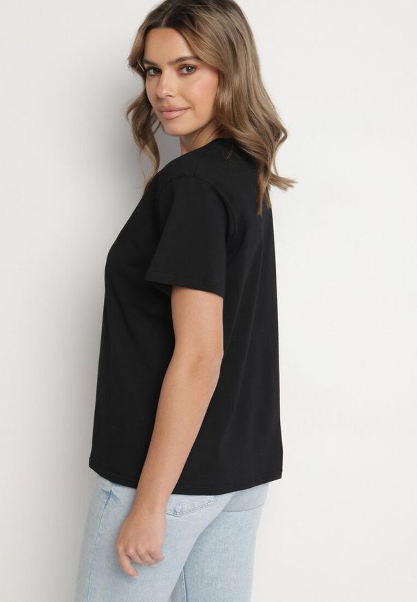 Born2be - Czarna Bluzka z Bawełny Ozdobiona Sercem Lenala. Okazja: na co dzień. Kolor: czarny. Materiał: bawełna. Długość rękawa: krótki rękaw. Długość: krótkie. Wzór: aplikacja. Styl: casual, klasyczny