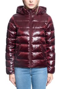 Wrangler - KURTKA DAMSKA WRANGLER SHORT PUFFER TAWNY PORT W4N1V0X7O. Materiał: puch. Sezon: zima