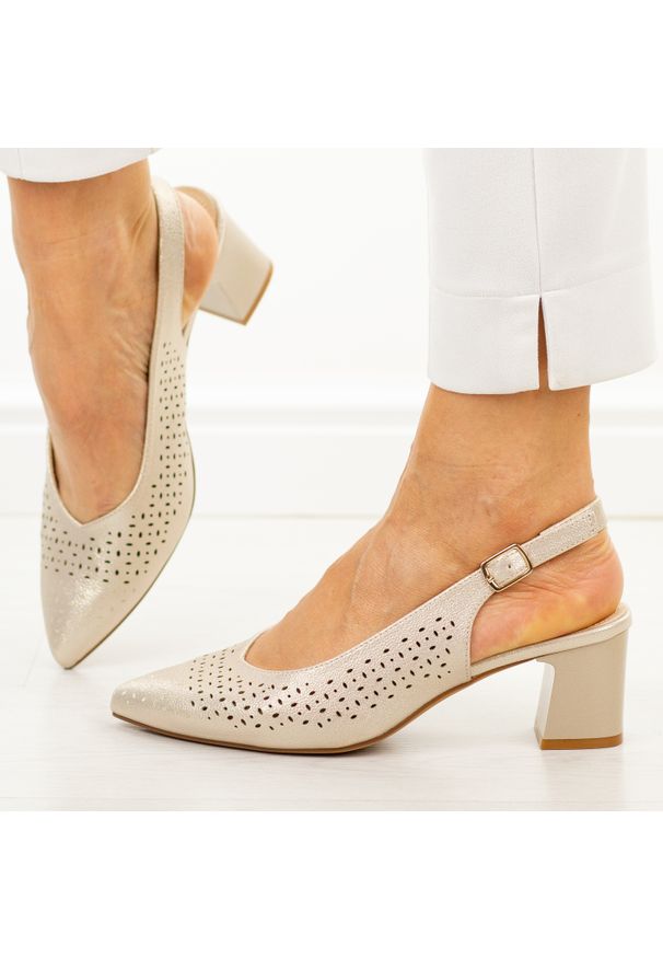 Złote ażurowe czółenka damskie bez pięty Sergio Leone Sk463. Okazja: do pracy, na wesele, na ślub cywilny. Zapięcie: pasek. Kolor: złoty. Szerokość cholewki: normalna. Wzór: ażurowy. Materiał: skóra. Sezon: wiosna, lato. Obcas: na obcasie. Styl: elegancki, klasyczny, wizytowy. Wysokość obcasa: niski