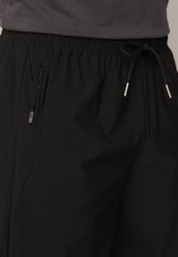 Born2be - Czarne Szorty w Sportowym Stylu ze Sznurkami i Zasuwanymi Kieszeniami Abateia. Okazja: na co dzień. Kolor: czarny. Materiał: materiał. Wzór: napisy. Sezon: lato. Styl: sportowy #4