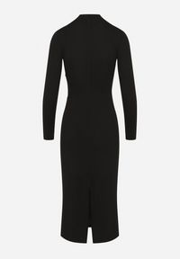 Born2be - Czarna Dopasowana Sukienka Ozdobiona Wycięciem Dralfedi. Kolor: czarny. Materiał: jeans. Wzór: aplikacja. Typ sukienki: sportowe. Styl: sportowy, elegancki #4