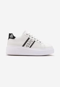 Born2be - Biało-Czarne Sneakersy na Platformie z Ażurowym Zdobieniem Jovieni. Kolor: biały. Materiał: jeans. Wzór: ażurowy, aplikacja. Obcas: na platformie #5