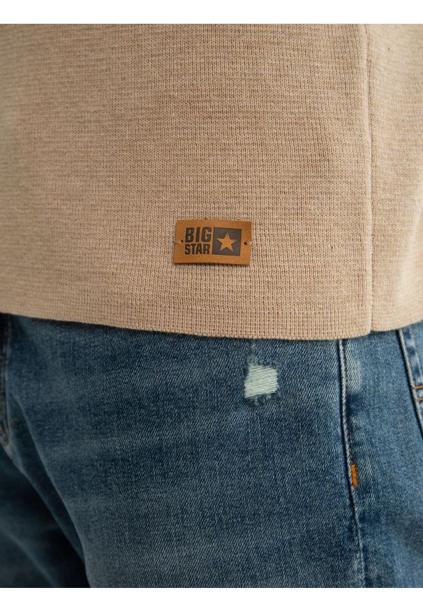 Big-Star - Sweter męski z kapturem beżowy Hoods 800. Typ kołnierza: kaptur. Kolor: beżowy. Materiał: dzianina, jeans. Wzór: aplikacja, prążki, kolorowy. Styl: sportowy, klasyczny