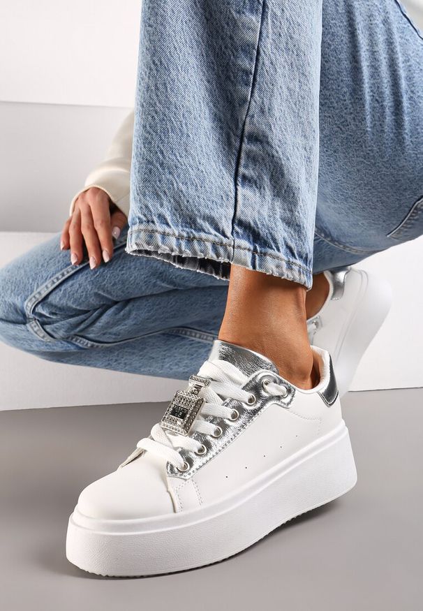 Born2be - Biało-Srebrne Sneakersy z Metaliczną Ozdobą z Cyrkoniami przy Sznurówkach Awenttes. Okazja: na co dzień. Kolor: biały. Wzór: aplikacja