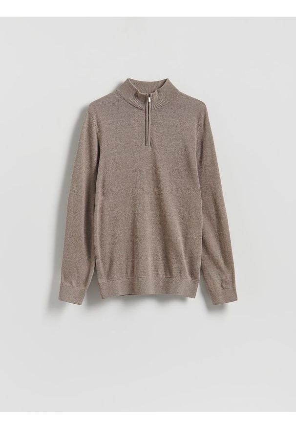 Reserved - Sweter z zapinanym golfem - beżowy. Typ kołnierza: golf. Kolor: beżowy. Materiał: bawełna, dzianina