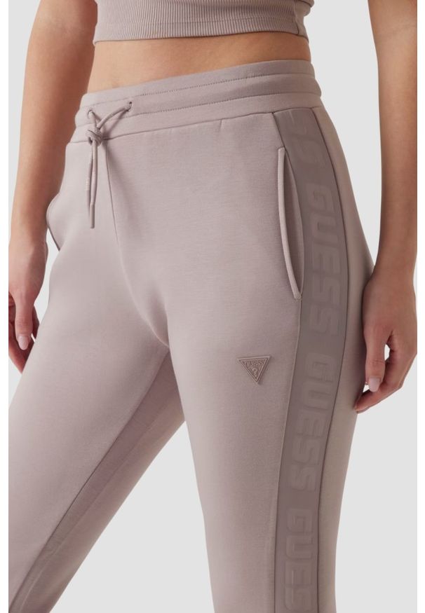 Guess - GUESS Dresowe damskie spodnie w kolorze taupe Allie Scuba, Rozmiar XS. Kolor: beżowy. Materiał: dresówka