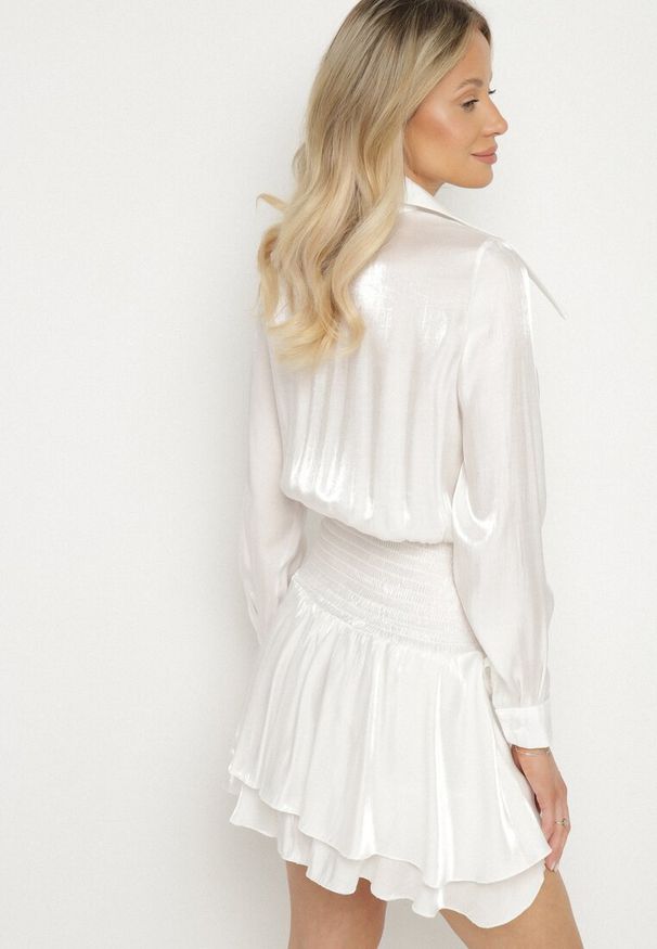 Born2be - Biała Sukienka z Wiskozy o Koszulowym Kroju z Falbankami Liova. Typ kołnierza: kołnierz z falbankami. Kolor: biały. Materiał: wiskoza. Typ sukienki: koszulowe