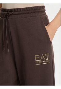 EA7 Emporio Armani Dres 7W000420 AF12473 U6063 Brązowy Relaxed Fit. Kolor: brązowy. Materiał: bawełna #3