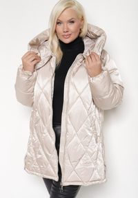 Born2be - Jasnobeżowa Pikowana Kurtka z Rozcięciami na Napy i z Kapturem ze Ściągaczami Letamira. Okazja: na co dzień. Typ kołnierza: kaptur. Kolekcja: plus size. Kolor: beżowy. Materiał: jeans. Długość rękawa: długi rękaw. Długość: długie. Styl: elegancki, casual #5