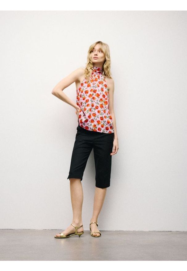 Reserved - Spodnie capri - czarny. Kolor: czarny. Materiał: bawełna, tkanina