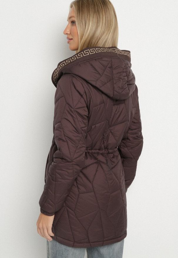 Born2be - Brązowa Pikowana Kurtka z Kapturem i Ściągaczami w Talii Tiobelle. Okazja: na spacer. Typ kołnierza: kaptur. Kolor: brązowy. Materiał: jeans, skóra, poliester. Styl: klasyczny, sportowy