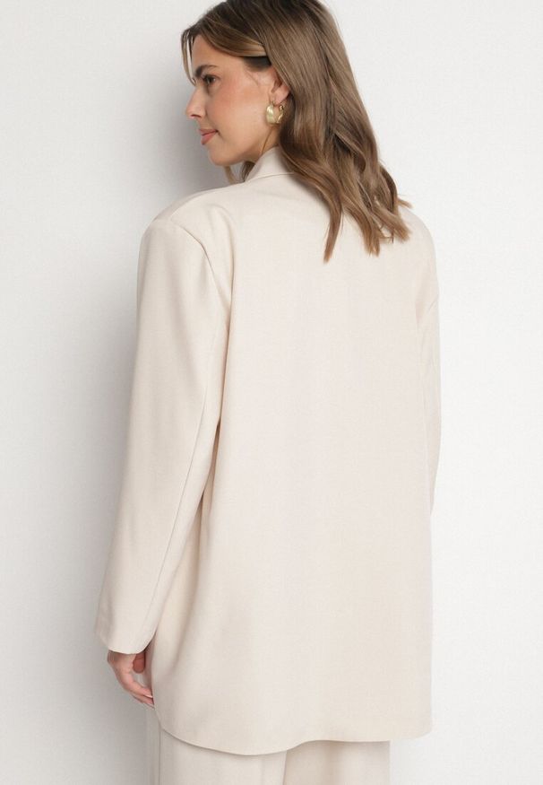 Born2be - Jasnobeżowa Dwurzędowa Marynarka o Pudełkowym Kroju Nilinne. Okazja: na spacer, na co dzień. Kolor: beżowy. Materiał: jeans. Styl: elegancki, casual