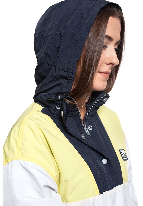 Lee - DAMSKA KURTKA PRZEJŚCIOWA LEE WINDBREAKER ECRU L56AYOLO 112113016. Styl: retro