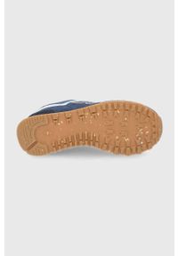 New Balance Buty WL574SO2 kolor granatowy na płaskiej podeszwie. Nosek buta: okrągły. Zapięcie: sznurówki. Kolor: niebieski. Materiał: guma. Obcas: na płaskiej podeszwie. Model: New Balance 574 #2