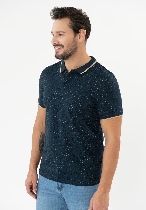 Volcano - Polo męskie z wzorem O-GLACIER. Typ kołnierza: polo. Kolor: niebieski. Materiał: prążkowany, bawełna, skóra, materiał. Długość rękawa: krótki rękaw. Długość: krótkie. Wzór: kolorowy. Styl: klasyczny, sportowy