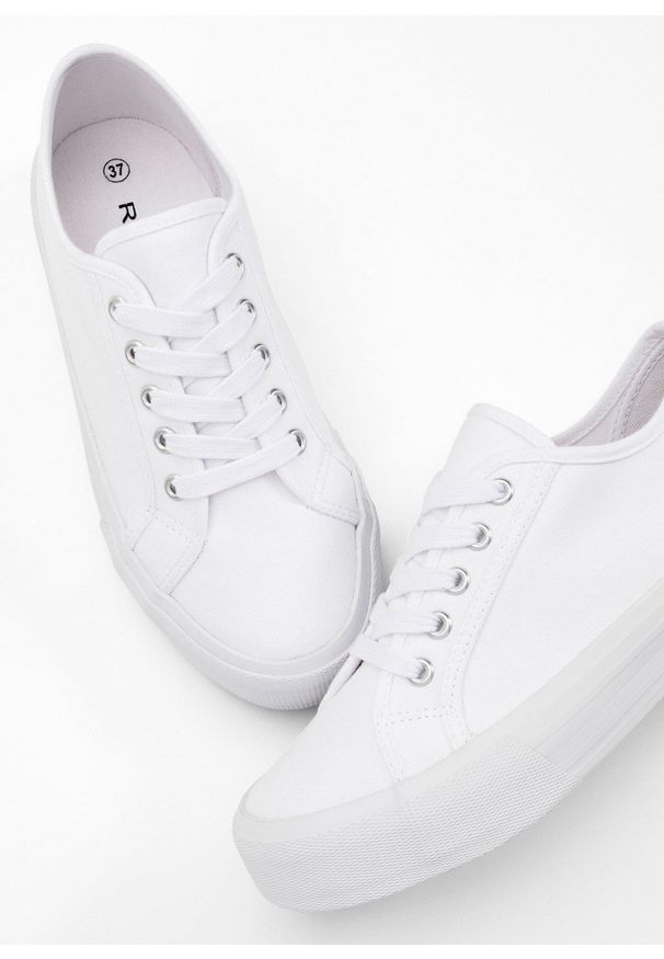 bonprix - Sneakersy na platformie z bawełnianego płótna. Kolor: biały. Materiał: bawełna. Obcas: na platformie