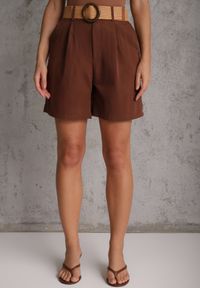 Renee - Brązowe Szorty Casual z Wiskozą High Waist Ozdobione Paskiem z Plecionki Kailee. Okazja: na co dzień. Stan: podwyższony. Kolor: brązowy. Materiał: wiskoza. Wzór: aplikacja. Styl: casual #5