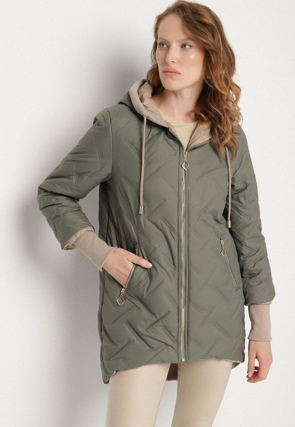 Born2be - Zielona Pikowana Kurtka z Przedłużonym Tyłem i Kapturem Melune. Okazja: na co dzień. Kolor: zielony. Materiał: jeans. Wzór: aplikacja. Styl: klasyczny, casual