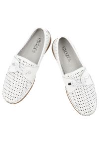 Półbuty damskie Vinceza, cholewka ze skóry naturalnej licowej z perforacją wsuwany fason z ozdobnym wiązaniem, białe, 93217. Kolor: biały. Materiał: skóra. Szerokość cholewki: normalna #2