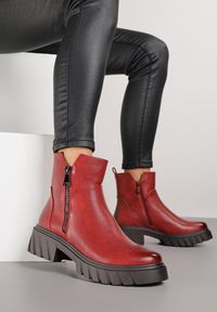 Renee - Czerwone Botki do Kostki z Suwakiem na Grubej Podeszwie z Tłoczeniami Redvira. Kolor: czerwony. Materiał: satyna, jeans, skóra. Styl: elegancki