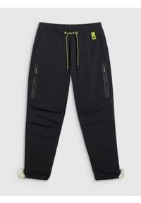 4f - 4F Spodnie casual męskie - czarne XXL. Okazja: na co dzień. Kolor: czarny. Styl: casual