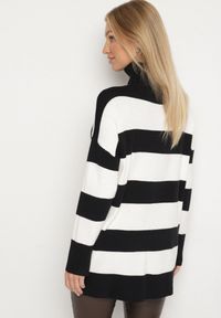 Born2be - Czarno-Biały Golf w Paski o Dłuższym Kroju Ralinia. Okazja: na co dzień. Typ kołnierza: golf. Kolor: czarny. Materiał: jeans. Długość: długie. Wzór: paski. Styl: casual, elegancki, sportowy #4