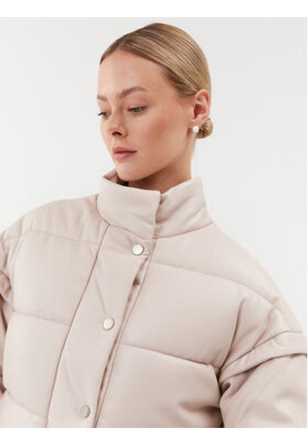 Guess Kurtka zimowa Ivana W3BL12 WFSP0 Beżowy Regular Fit. Kolor: beżowy. Materiał: skóra. Sezon: zima