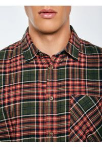 Big-Star - Koszula męska flanelowa w kratę bordowo-khaki Koner 303. Okazja: na co dzień. Typ kołnierza: kołnierzyk klasyczny. Kolor: zielony. Materiał: materiał. Długość rękawa: długi rękaw. Długość: długie. Wzór: haft, aplikacja, kratka. Styl: klasyczny, casual