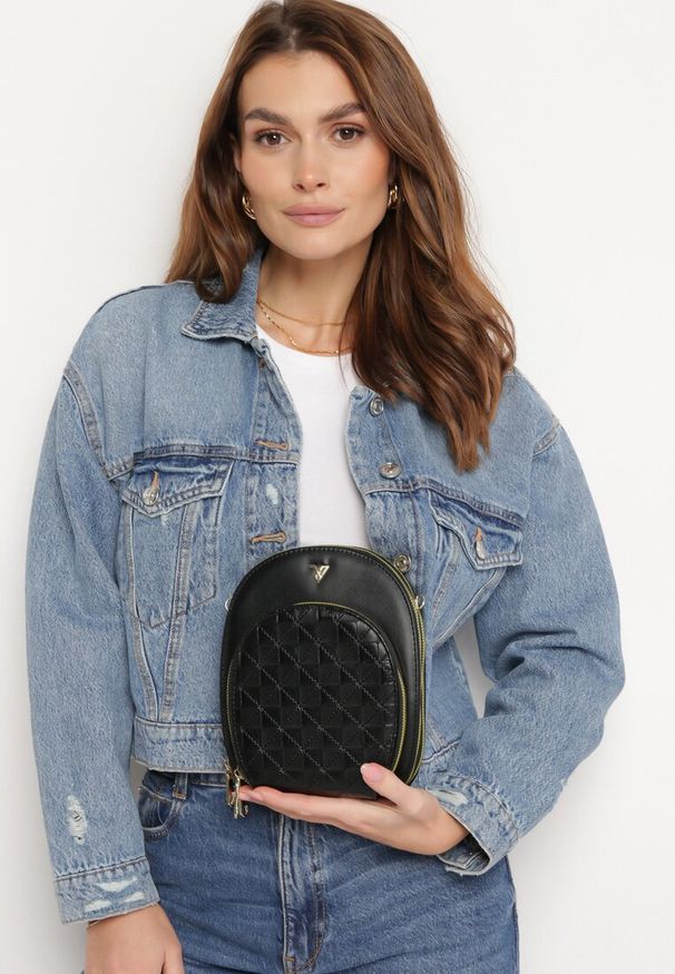 Born2be - Czarna Mała Torebka Owalna z Ozdobnym Paskiem i Pikowaniem Saeuse. Kolor: czarny. Materiał: pikowane. Rozmiar: małe. Styl: casual, elegancki