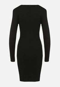Born2be - Czarna Wiskozowa Taliowana Sukienka z Usztywnionymi Ramionami i Marszczeniem Ceavra. Okazja: na co dzień. Kolor: czarny. Materiał: wiskoza. Styl: elegancki, casual #6