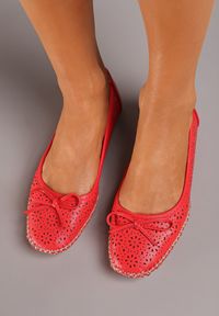 Born2be - Czerwone Balerinki Genomics. Nosek buta: czworokąt. Kolor: czerwony. Szerokość cholewki: normalna. Wzór: ażurowy, gładki. Obcas: na płaskiej podeszwie. Styl: klasyczny #1