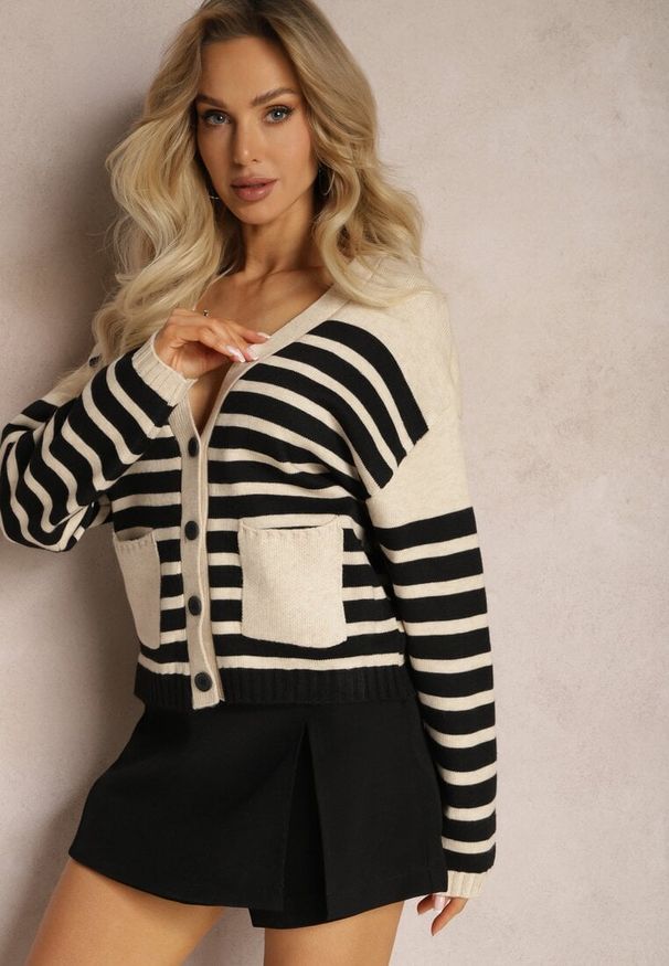 Renee - Jasnobeżowy Zapinany Kardigan w Paski z Wiskozowej Dzianiny Filaria. Kolor: beżowy. Materiał: dzianina, wiskoza. Wzór: paski