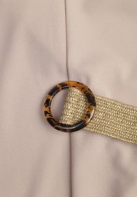 Renee - Beżowy Długi Kombinezon z Trójkątnym Dekoltem i Ozdobnym Paskiem z Klamrą Malkah. Okazja: na co dzień. Kolor: beżowy. Długość: długie. Styl: casual, klasyczny #6