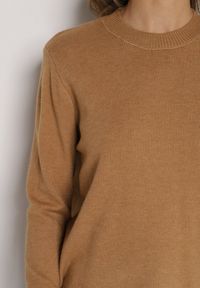 Born2be - Brązowy Casualowy Sweter z Wełną i Bawełną Nedalla. Okazja: na co dzień. Kolor: brązowy. Materiał: wełna, bawełna. Długość rękawa: długi rękaw. Długość: długie. Styl: casual #3