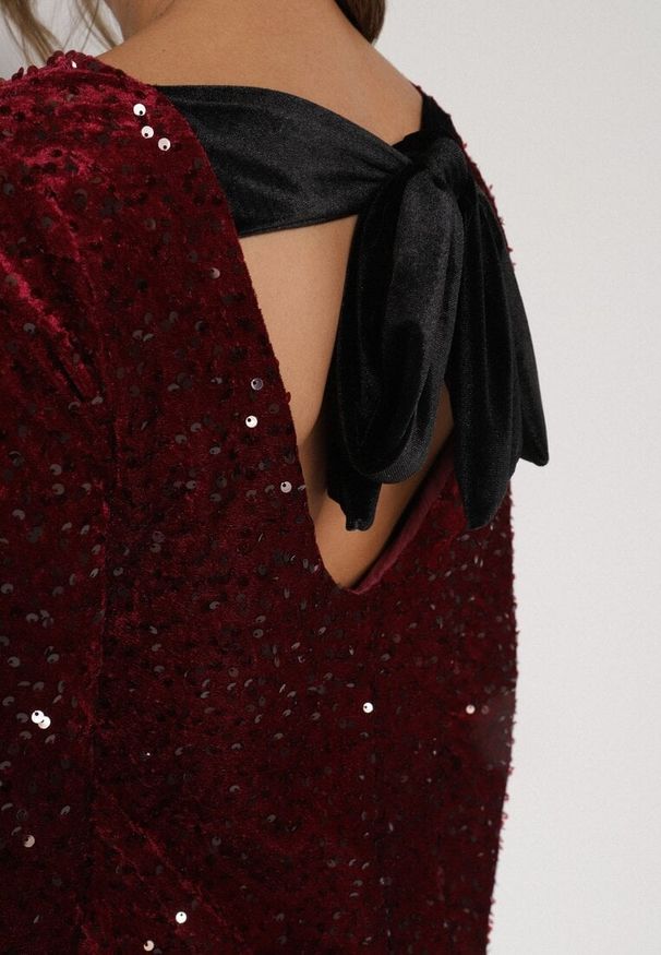 Born2be - Czerwona Cekinowa Sukienka z Odkrytymi Plecami i Wiązaniem Diadina. Kolor: czerwony. Materiał: elastan, wiskoza, futro. Wzór: aplikacja. Styl: elegancki, wizytowy