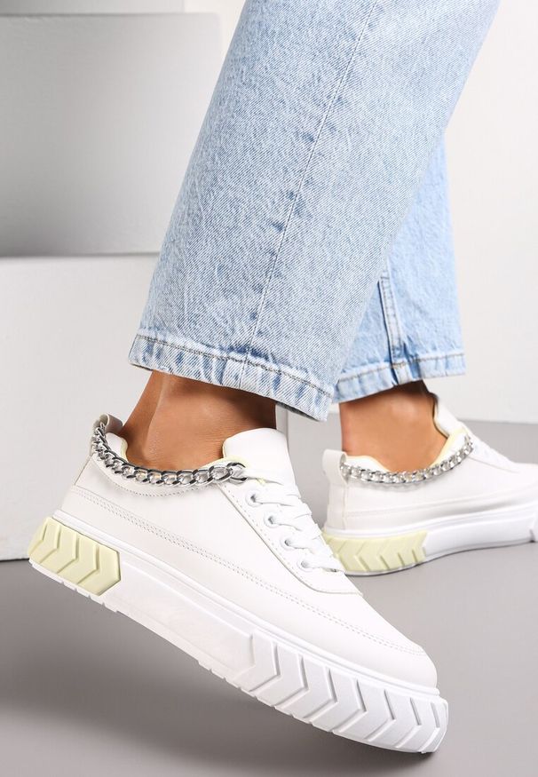 Renee - Biało-Żółte Sneakersy na Tłoczonej Platformie Ozdobione Łańcuchem Jaihini. Kolor: biały. Wzór: aplikacja. Obcas: na platformie