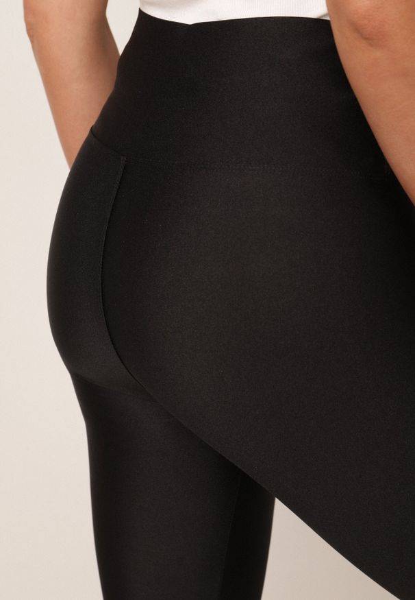 Born2be - Czarne Legginsy z Wysokim Stanem Zakończone Zapiętkami Evalla. Okazja: na co dzień. Stan: podwyższony. Kolor: czarny. Styl: casual