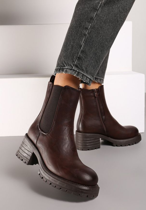 Born2be - Ciemnobrązowe Botki Ocieplone Sztyblety na Obcasie z Elastyczną Wstawką Crelda. Okazja: na co dzień. Kolor: brązowy. Materiał: jeans. Obcas: na obcasie. Styl: elegancki, klasyczny, casual. Wysokość obcasa: średni
