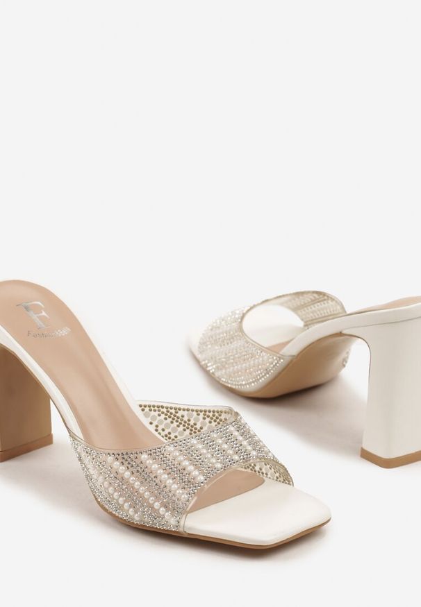 Born2be - Białe Klapki na Obcasie Ozdobione Cyrkoniami Merania. Kolor: biały. Wzór: aplikacja. Obcas: na obcasie. Styl: elegancki. Wysokość obcasa: średni