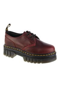 Buty Dr. Martens Audrick W DM27815211 czerwone. Okazja: na co dzień. Kolor: czerwony. Materiał: skóra. Szerokość cholewki: normalna. Wzór: gładki, napisy. Obcas: na platformie. Styl: casual, klasyczny #1