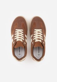 Born2be - Brązowe Sneakersy na Kauczukowej Grubej Podeszwie z Paskami po Bokach Ninlili. Okazja: na co dzień. Zapięcie: pasek. Kolor: brązowy. Materiał: kauczuk #9