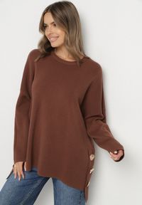 Born2be - Brązowy Sweter z Wiskozą Ozdobiony Guzikami Alavire. Okazja: na co dzień. Kolor: brązowy. Materiał: wiskoza. Wzór: aplikacja. Styl: casual, elegancki