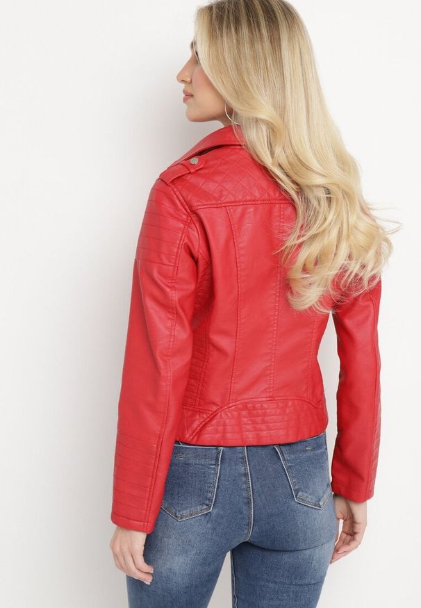 Born2be - Czerwona Kurtka Ramoneska z Ekoskóry Zapinana Asymetrycznie na Suwak z Przeszyciami Passaflora. Okazja: na co dzień. Kolor: czerwony. Materiał: jeans. Styl: klasyczny, casual, rockowy